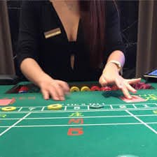 Slot game interface showing paytable and betting options at 777bd8